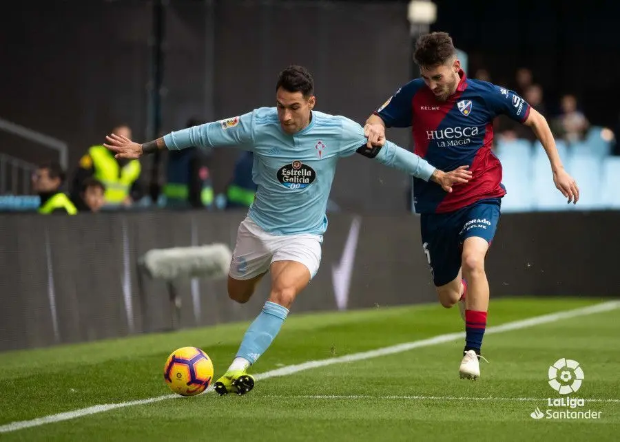 Mpi persigue a Hugo Mallo, que firm&oacute; un gran partido. Foto: LaLiga Santander