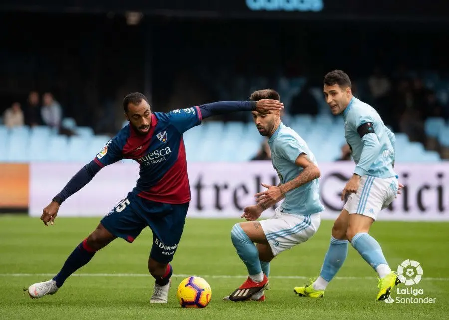 Akapo busca escaparse de dos jugadores del Celta | Foto: LaLiga Santander