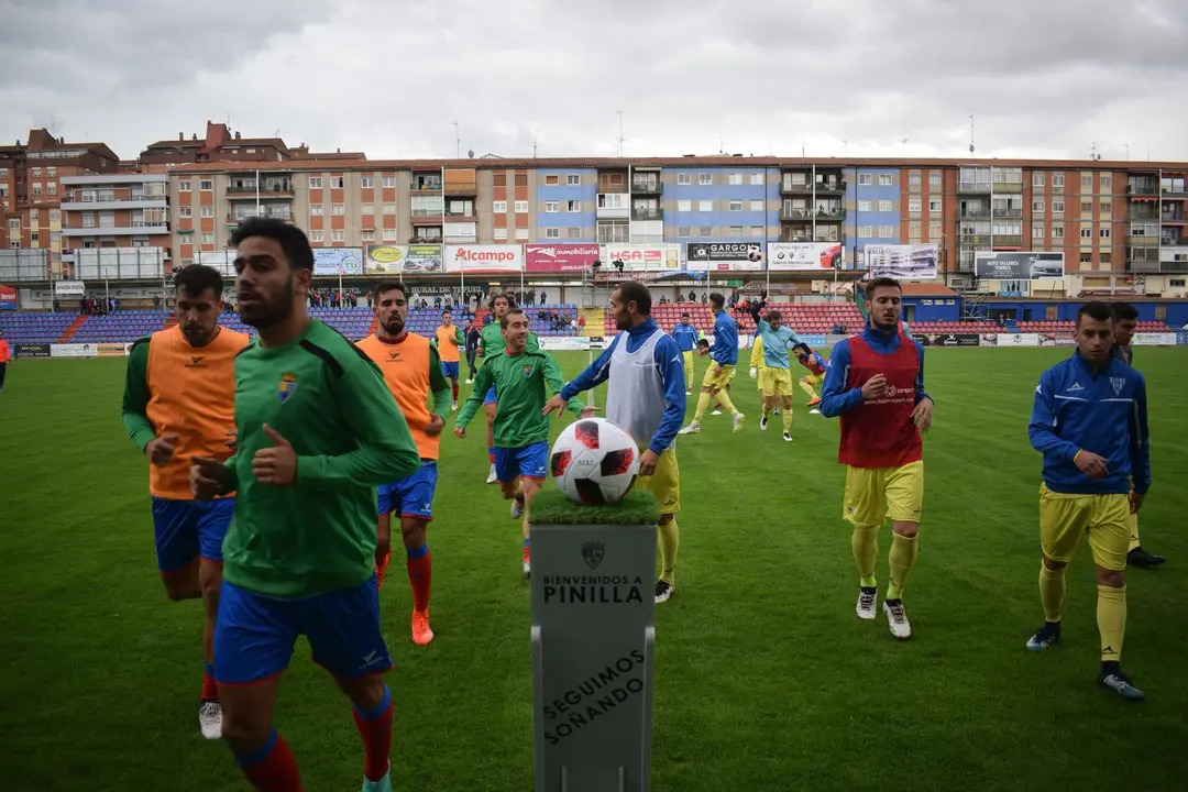 Jugadores del CD Teruel entrando a los vestuarios | Foto: Isabel Traver