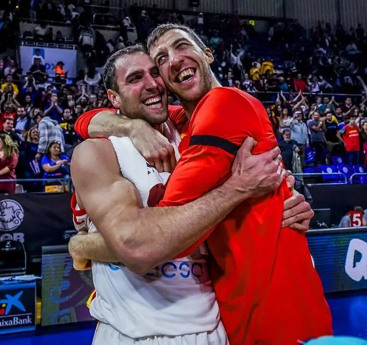Fran V&aacute;zquez se abraza con el ex ca&iacute;sta Pablo Aguilar. Foto: FEB