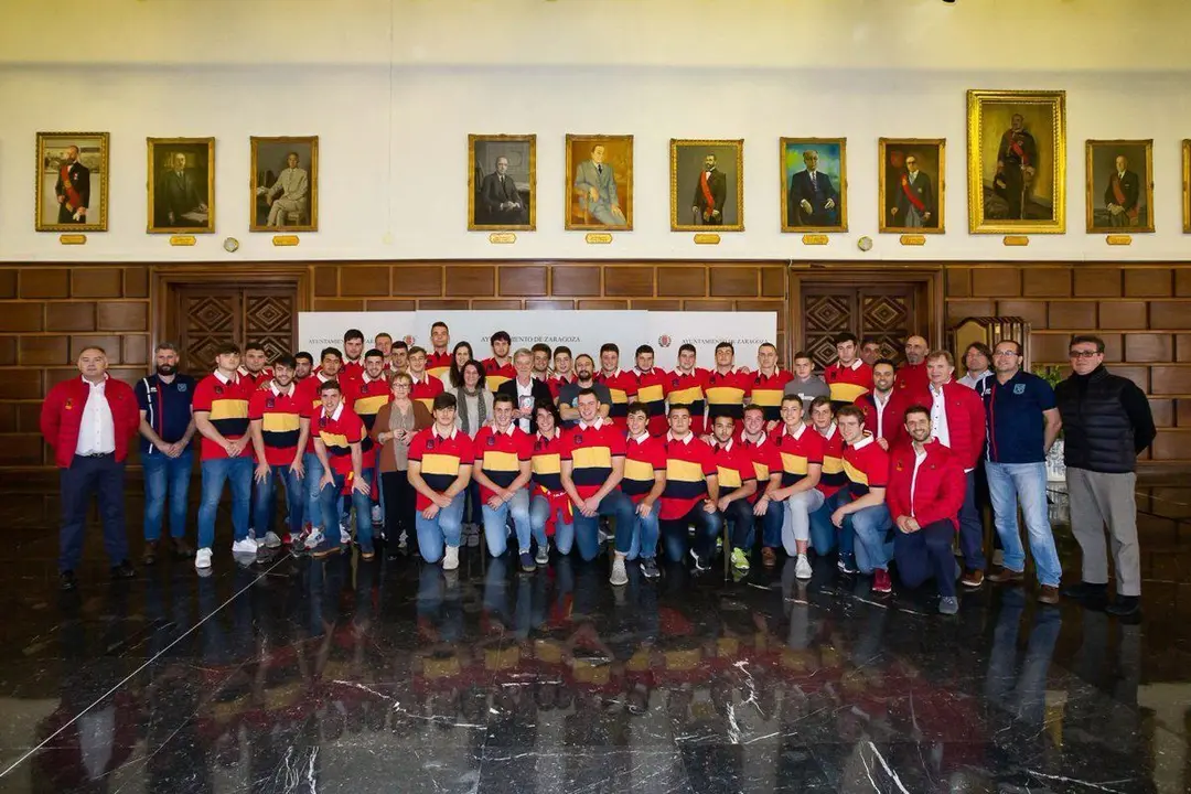 Foto de familia de la selecci&oacute;n espa&ntilde;ola junto al alcalde Pedro Santisteve. Foto: Ayuntamiento de Zaragoza