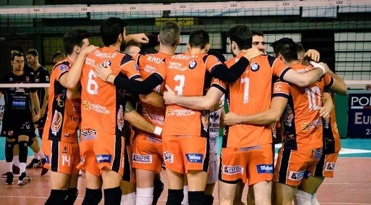 Jugadores del CV Teruel celebran la victoria sufrida | Foto: Juan Antonio / Foto Volley