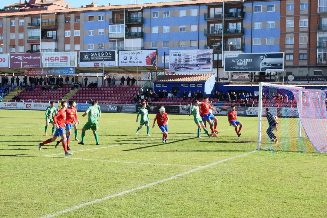 Imagen del partido disputado en Pinilla entre el CD Teruel y la UE Cornell&agrave; en la primera vuelta. Foto: Isabel Traver