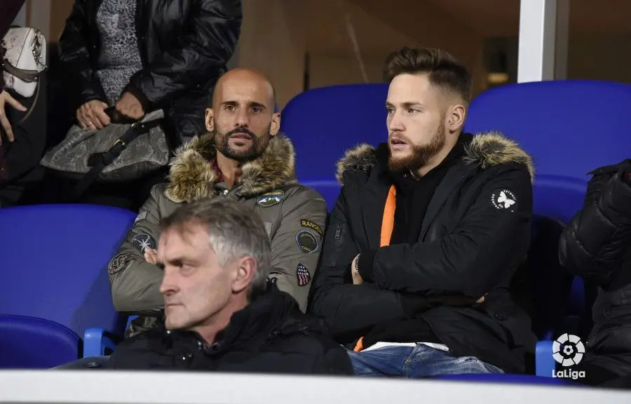 &Aacute;lex Remiro y Mikel Rico esta misma temporada presenciando un partido en El Alcoraz. |Foto: LFP