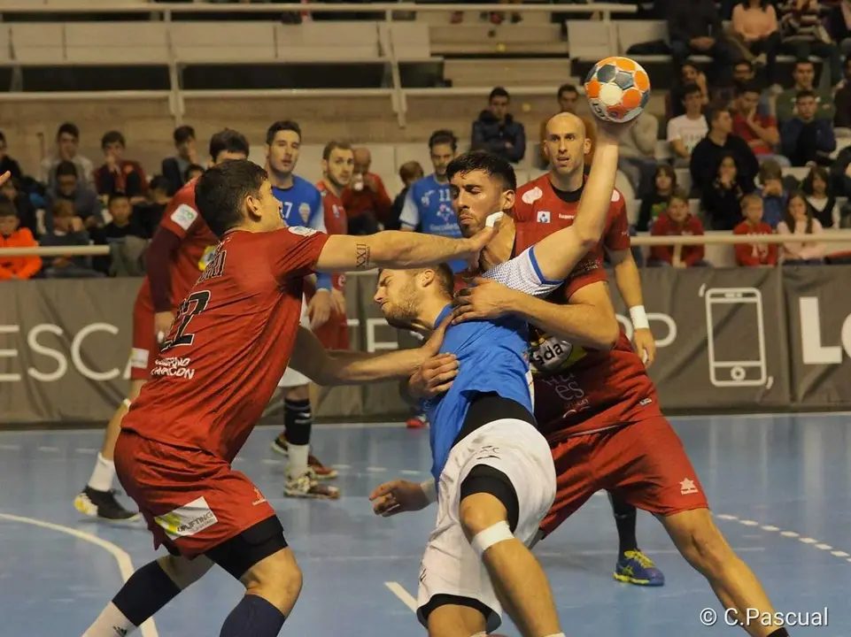 Bonanno y Zungri tapan cualquier opci&oacute;n de lanzamiento de un jugador de Valladolid. Foto: C.Pascual