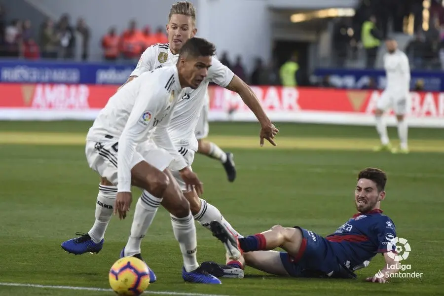 Moi va a l suelo con Varane en primer plano. Foto: LaLiga Santander