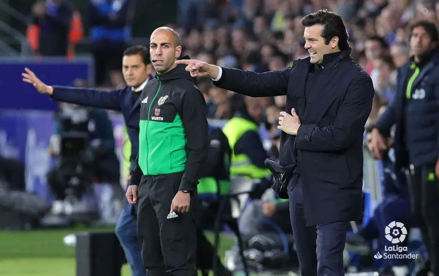Solari dando indicaciones en la zona t&eacute;cnica de El Alcoraz. | Foto: LFP