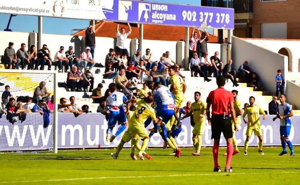 El Ejea en su partido ante el Alcoyano. | Foto: @PSTFotografia / @CD_Alcoyano