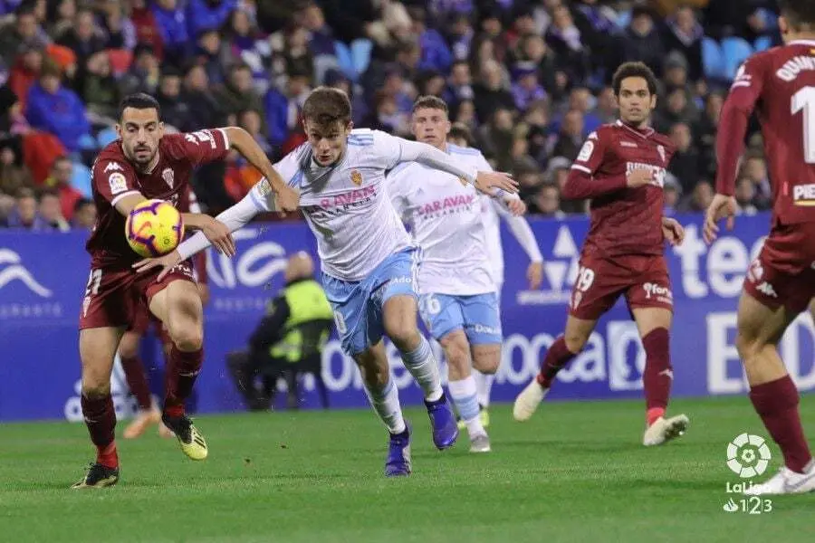 Gual pugna con Vallejo por un bal&oacute;n. Foto: La Liga 1/2/3