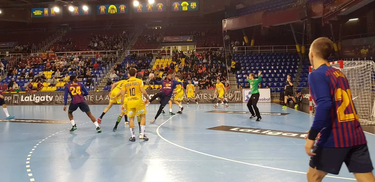 Sorhaindo gana la posici&oacute;n y se dispone a lanzar ante la meta defendida por Jorge G&oacute;mez. Foto: Bada Huesca