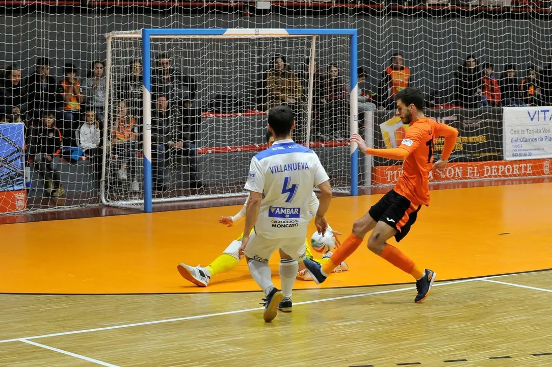 &Oacute;scar Villanueva dispara a porter&iacute;a en el choque de Copa de este martes. Foto: To&ntilde;o de la Parra
