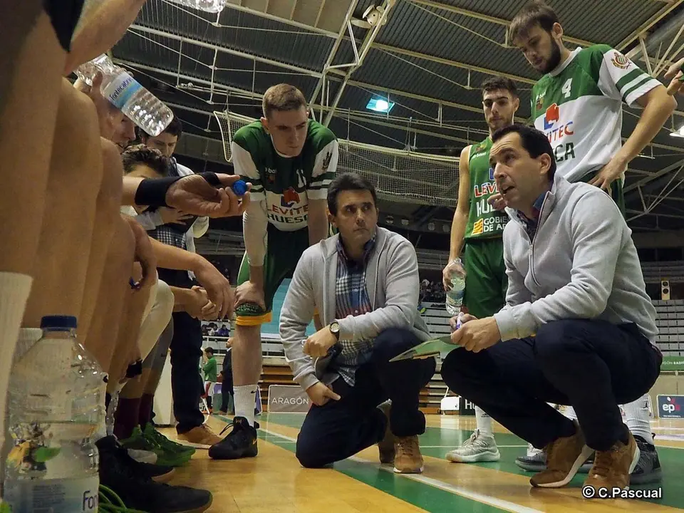 Arenas da instrucciones a los suyos | Foto: C.Pascual