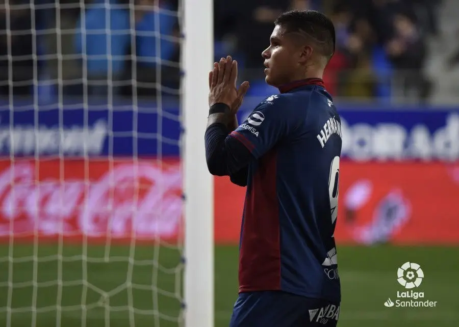 Cucho se disculpa de la afici&oacute;n en la celebraci&oacute;n de un gol I Foto: Liga Santander