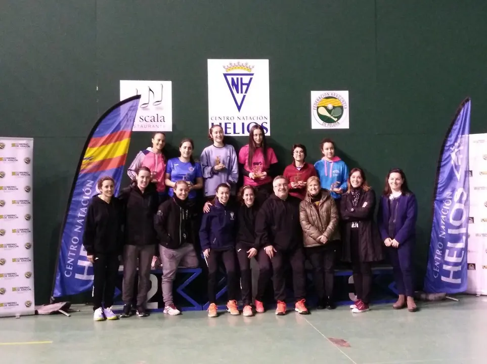 Imagen de las participantes en el torneo de Frontenis disputado en las pistas del Helios. Foto: FAP