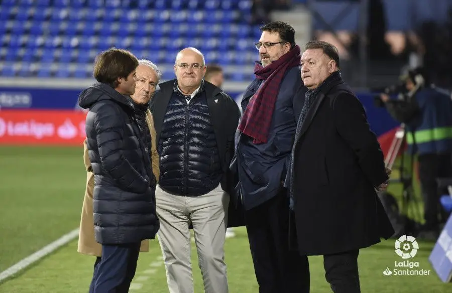 Parte de la plana mayor de la SD Huesca dialogando en los proleg&oacute;menos del Huesca - Villareal. Agust&iacute;n Lasaosa (derecha) y el Dr. Galindo en el centro de la imagen | Foto: LFP