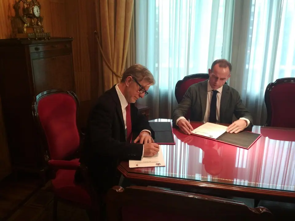 El alcalde de Zaragoza, Pedro Santisteve, y el presidente zaragocista Christian Lapetra, firman su acuerdo de colaboraci&oacute;n en el Ayuntamiento.