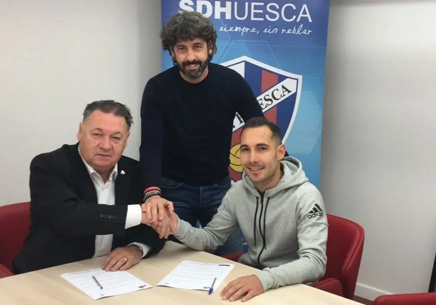 De derecha a izquierda: Agust&iacute;n Lasaosa (presidente), Emilio Vega (director deportivo) y Ferreiro (jugador) | Foto: SD Huesca