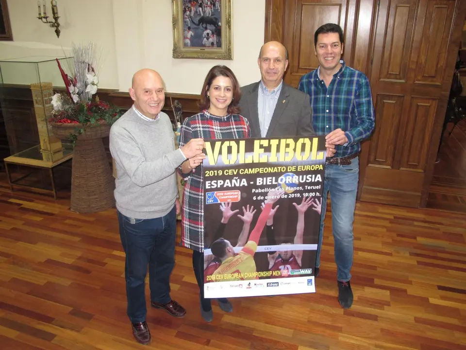 El Ayuntamiento de Teruel presenta el cartel del partido de la Selecci&oacute;n Espa&ntilde;ola de Voleibol, junto con Carlos Ranera, presidente del CV Teruel y Joaqu&iacute;n Larramendi de AECC
