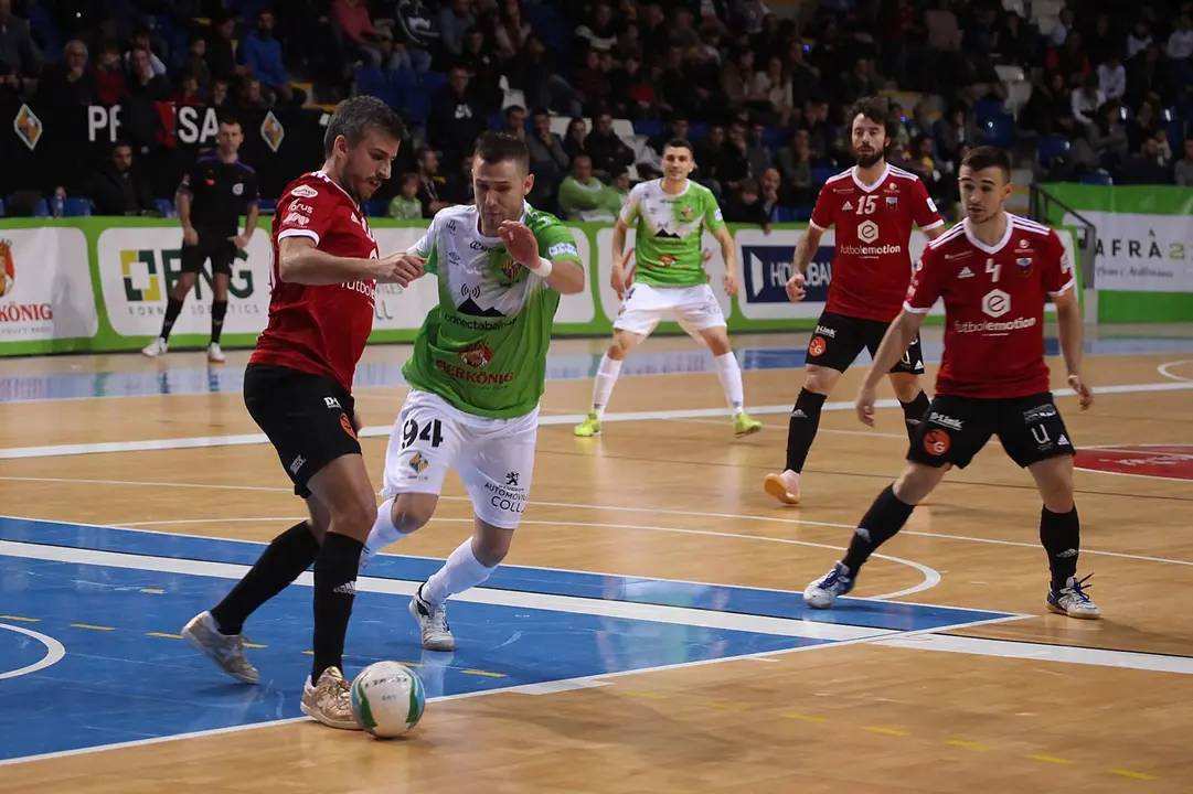 Carlos Retamar conduce el esf&eacute;rico. Foto: Palma Futsal