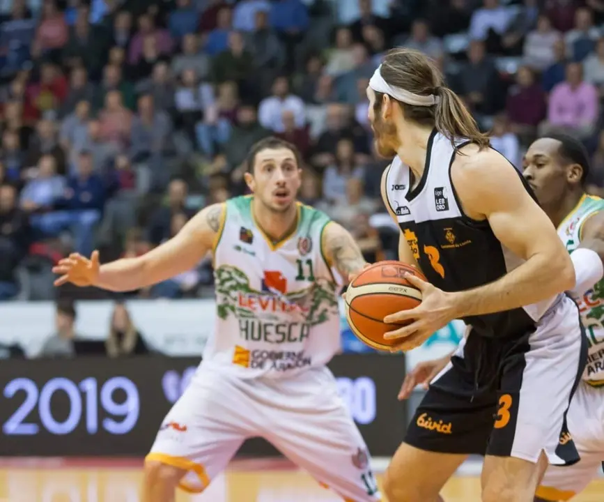 Gjuroski, en una acci&oacute;n defensiva ante Stutz. Foto: For&ccedil;a Lleida
