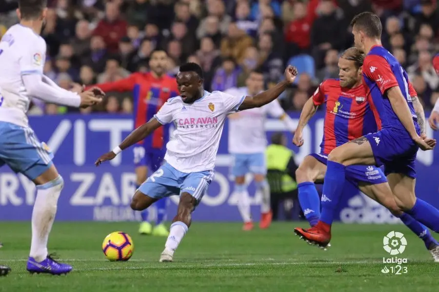 Igbekeme arma la pierna para pasar el bal&oacute;n. Foto: LaLiga 123
