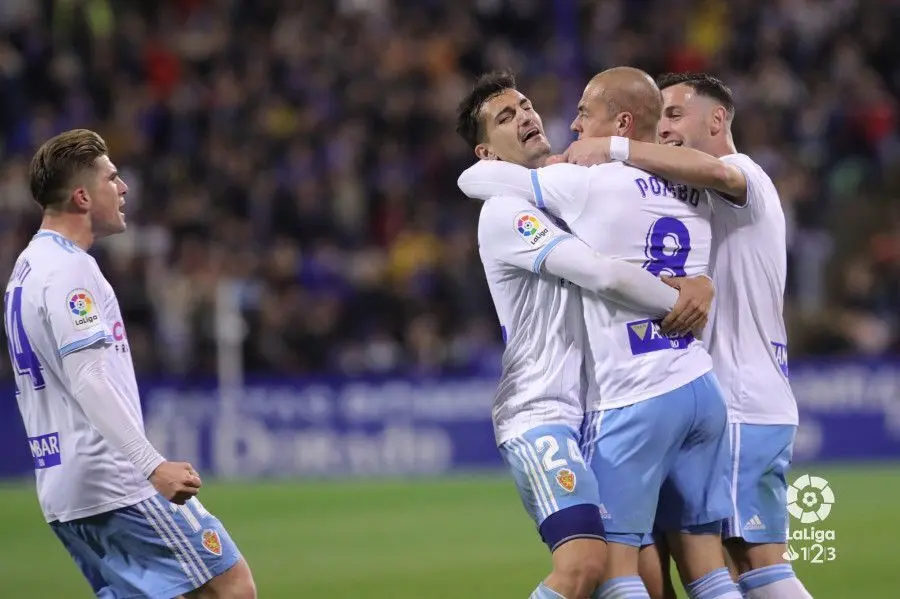 Jorge Pombo se abraza con sus compa&ntilde;eros tras el primer gol ante el Extremadura | Foto: LFP