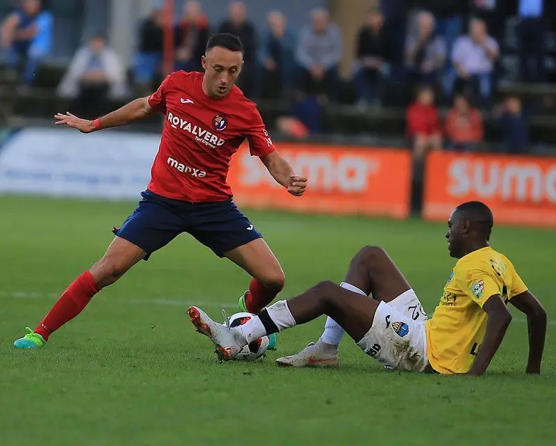 En la imagen Xumetra, autor de dos goles del Olot trata de esquivar a Safwan Mba&eacute;, del C.D. Teruel | Foto: Manel Llad&oacute;