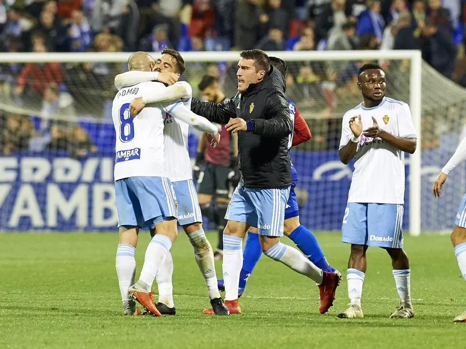 Los jugadores del Real Zaragoza se abrazan en La Romareda tras el partido ante el Extremadura de la temporada pasada. | Foto: LFP