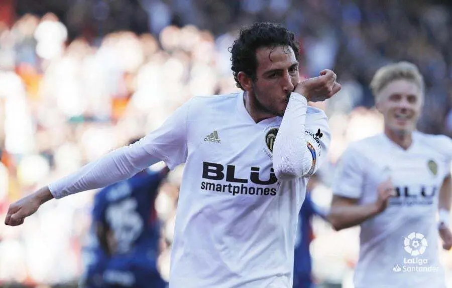 Parejo celebra el tanto con el que abri&oacute; el partido Valencia-Huesca. Foto: LaLiga Santander