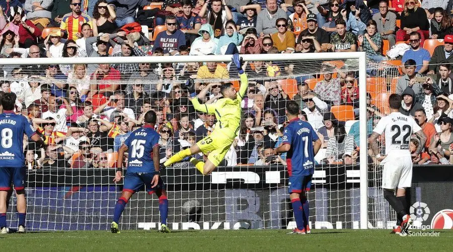 Santamar&iacute;a en su debut con la SD Huesca en Valencia, intentando evitar un gol | Foto: LFP