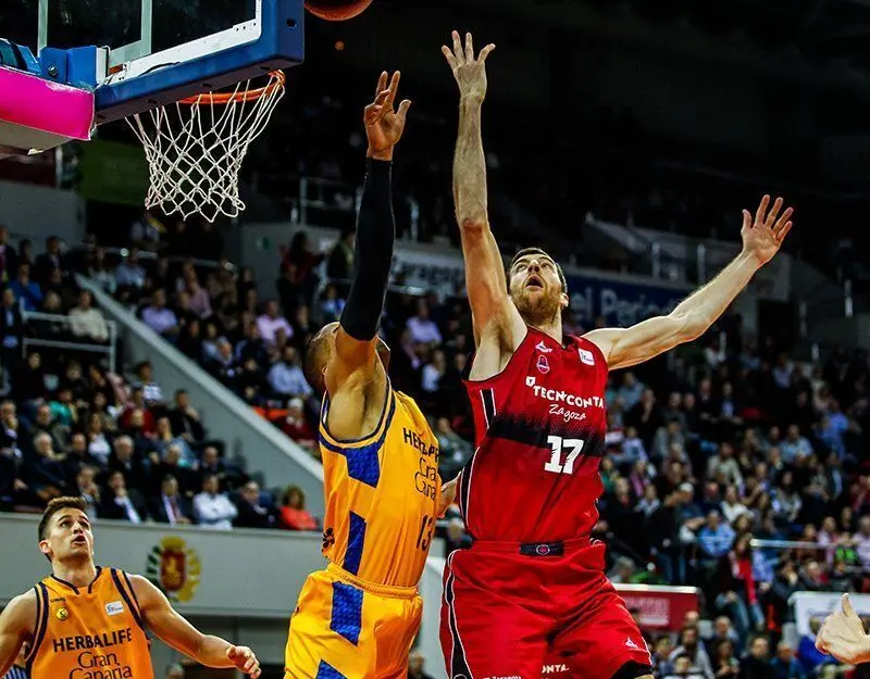 Fran V&aacute;zquez pelea el bal&oacute;n bajo aros contra B&aacute;ez del Granca. Foto: Basket Zaragoza