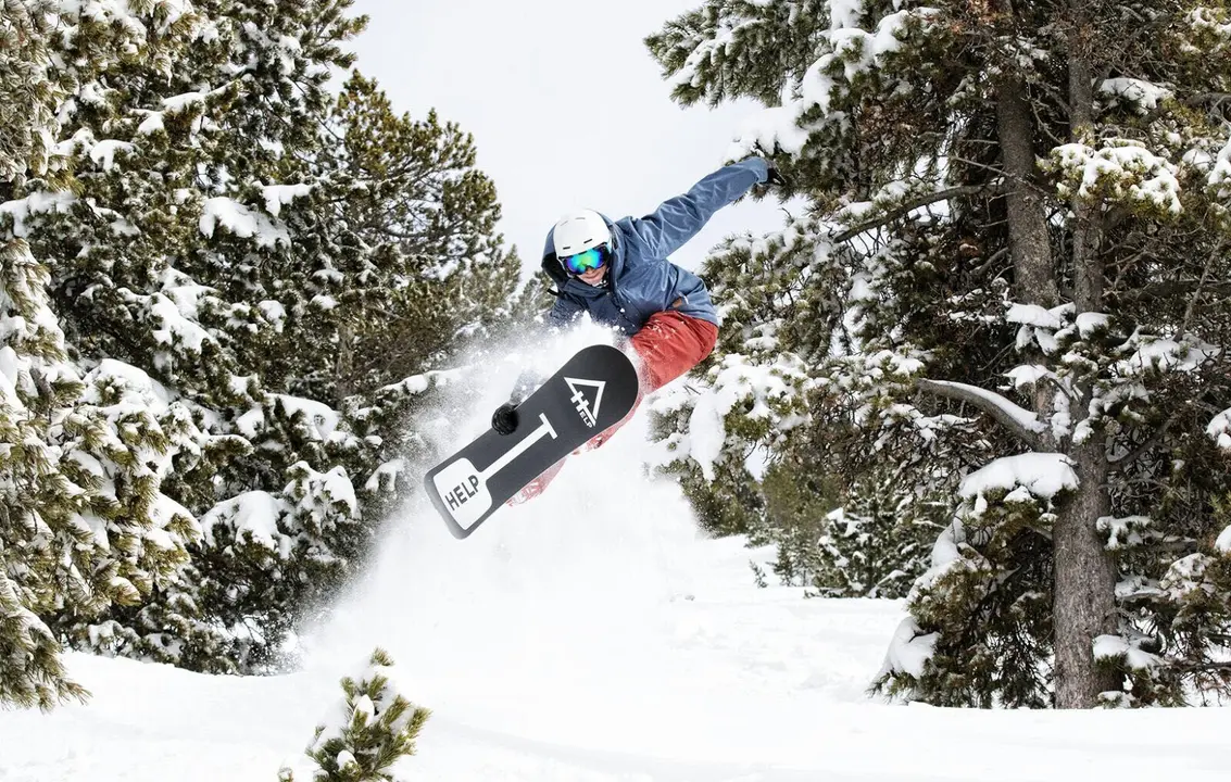 Espectacular imagen de un rider el pasado viernes en la estaci&oacute;n de Cerler, en el test de la empresa Help Snowboarder. Foto: Chechu Arribas