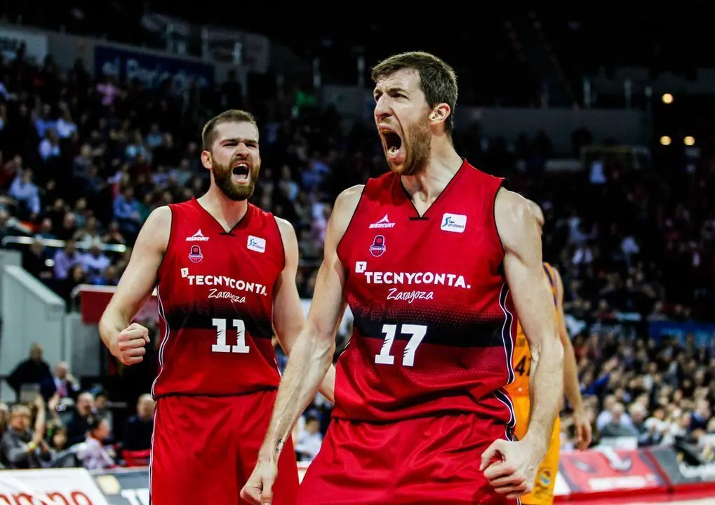 Fran V&aacute;zquez, con gesto de euforia junto a Nemanja Radovic. Foto: Basket Zaragoza
