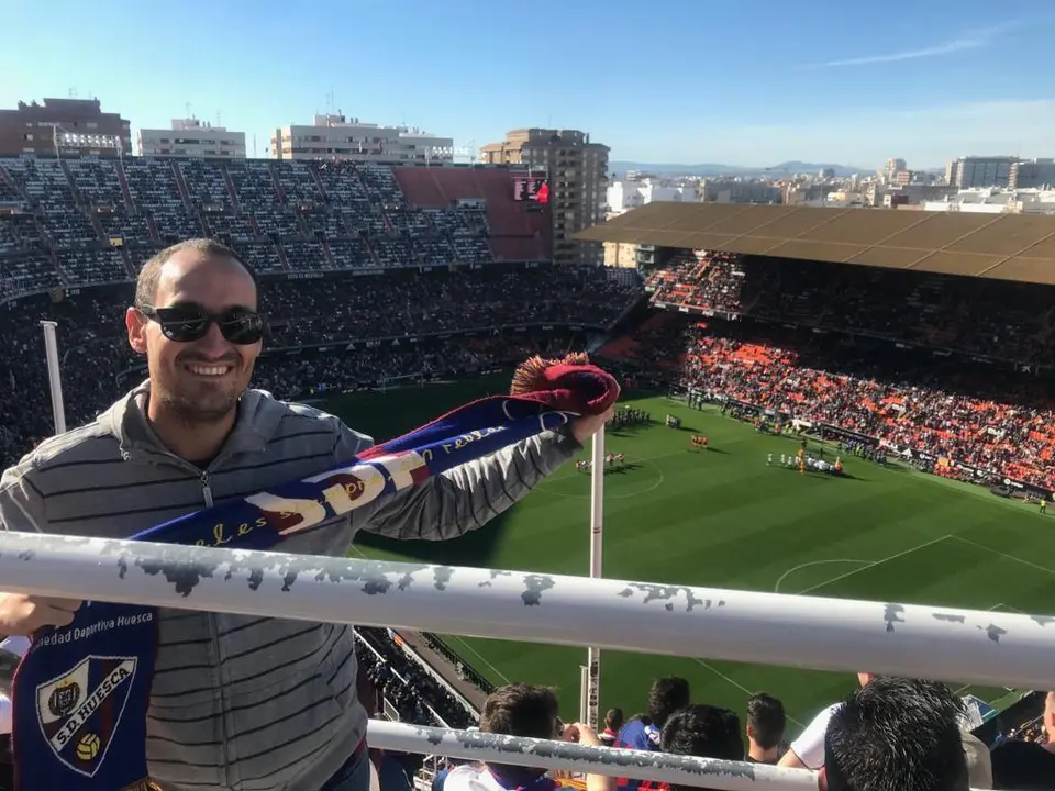 Pablo Ayerbe en el estadio de Mestalla viendo a su SD Huesca. | Foto: Pablo Ayerbe