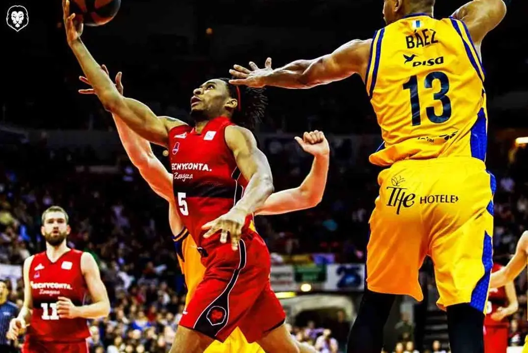 Okoye culmina una bandeja en el encuentro ante Gran Canaria. Foto: Esther Casas/Basket Zaragoza