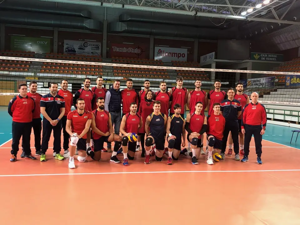 La alcaldesa de Teruel, Emma Buj, da la bienvenida a la Selecci&oacute;n Espa&ntilde;ola de Voleibol en el Pabell&oacute;n los Planos | Foto: Raquel S&aacute;nchez