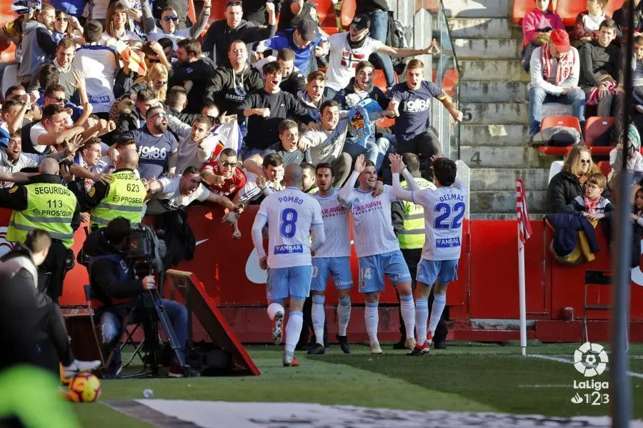 Los jugadores del Real Zaragoza celebran un gol ante el Sporting en El Molin&oacute;n en la temporada 2018 -2019. I Foto: La Liga