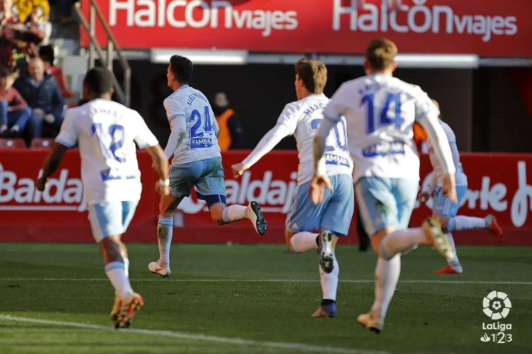 Los jugadores del Real Zaragoza celebran el gol de Alex Mu&ntilde;oz ante el Sporting. I Foto: La Liga