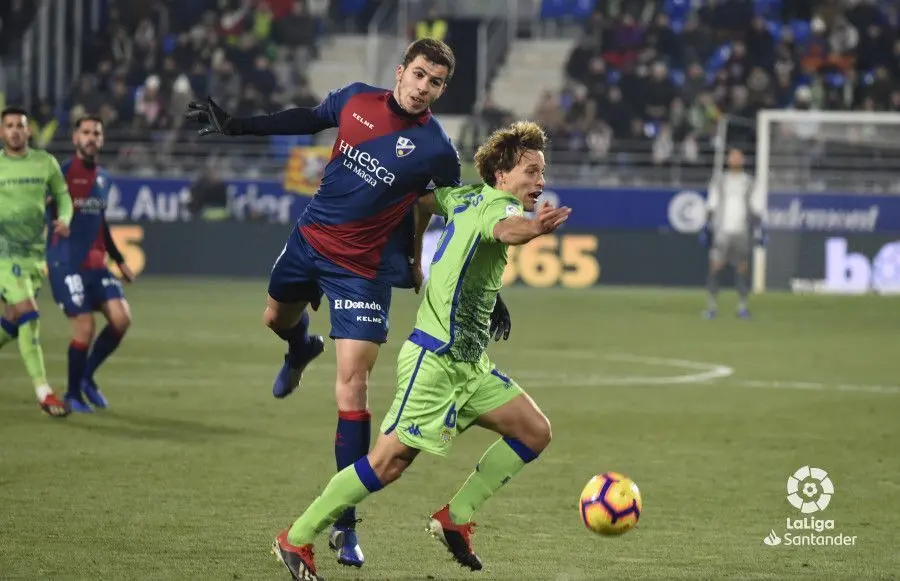 Christian Rivera pelea un bal&oacute;n en el partido ante el Betis | Foto: LFP