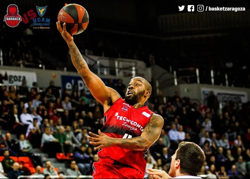 McCalebb culmina una gran penetraci&oacute;n. Foto: Basket Zaragoza/Esther Casas