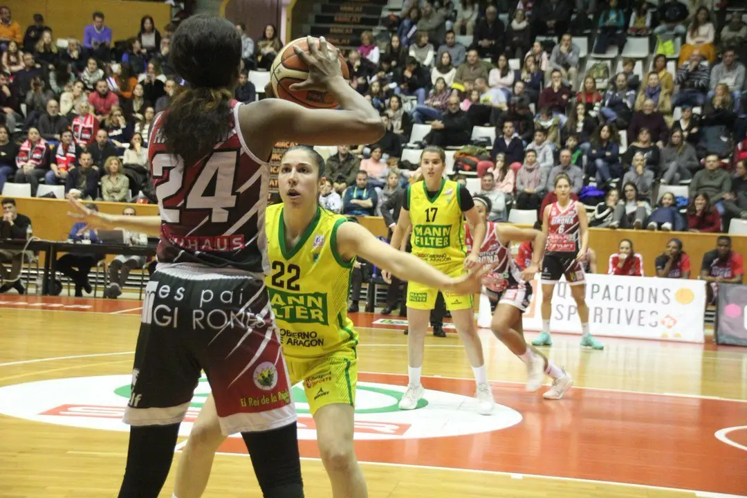 Laia Flores defiende un saque de banda. Foto: Uni Girona