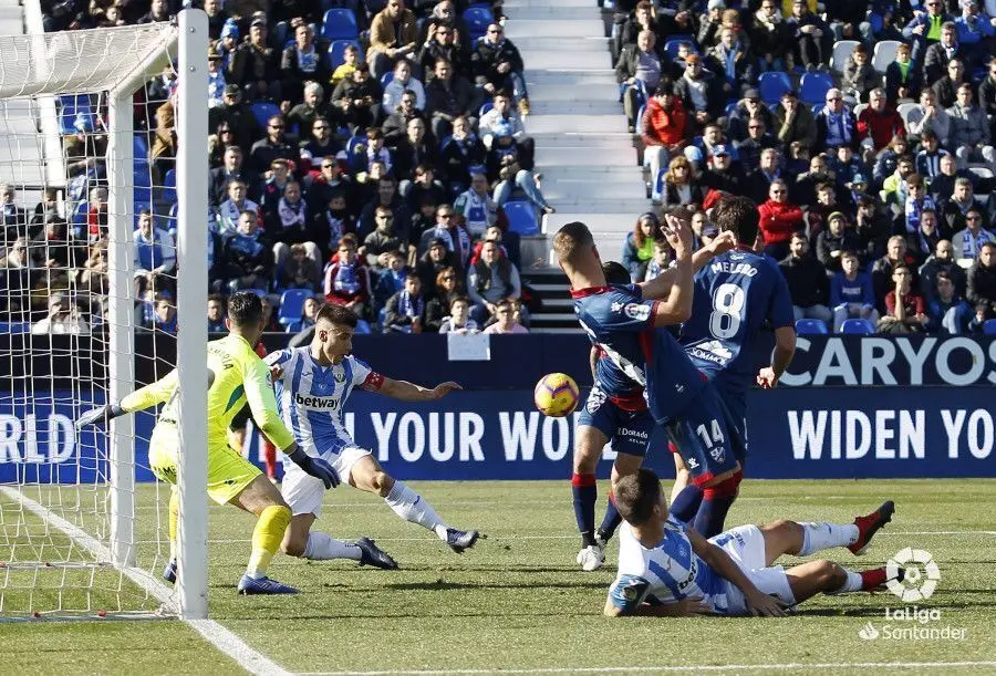 Santamar&iacute;a firm&oacute; un gran partido, pero no pudo evitar el tanto de En-Nesyri. Foto: LaLiga Santander