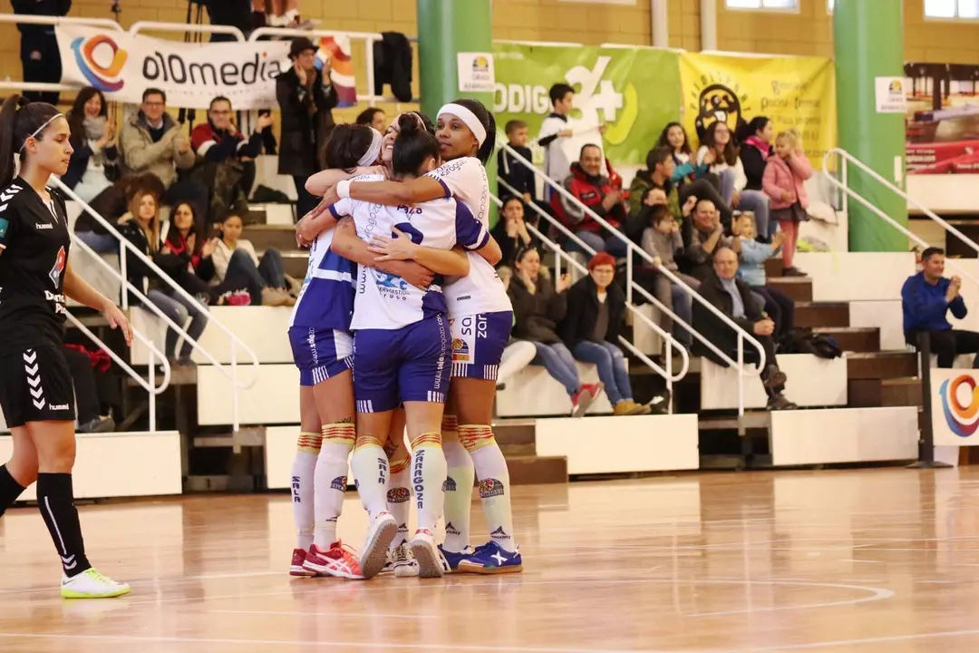 Las jugadoras se abrazan en uno de los goles. Foto: Sala Zaragoza