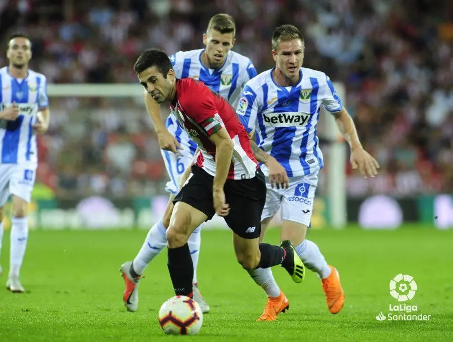 Ra&uacute;l Garc&iacute;a en pugna con Susaeta, en un partido de esta misma temporada. |Foto: LFP