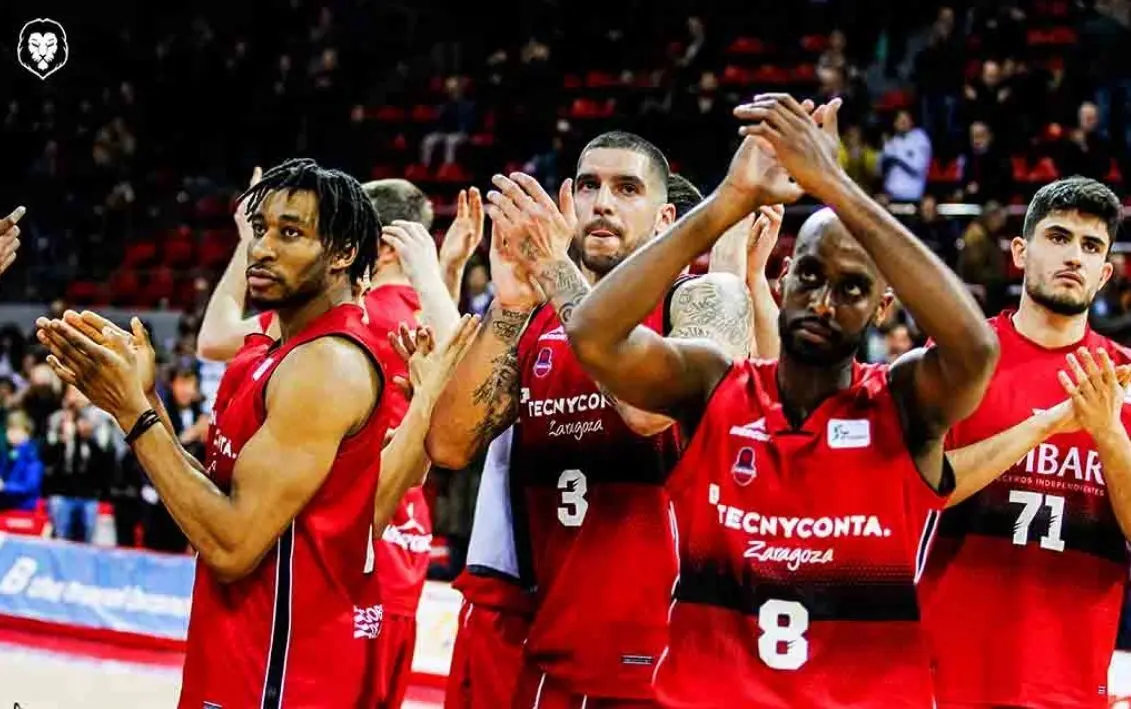 Okoye, Mart&iacute;n, Berhanemeskel y Mart&iacute; aplauden a la grada tras la victoria ante el Murcia. Foto: Esther Casas/Tecnyconta Zaragoza