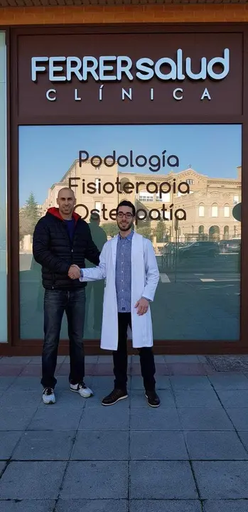 Marco MIra con Ferrer a las puertas de la cl&iacute;nica que patrocina esta temporada al capit&aacute;n del Bada Huesca. Foto: BM Huesca