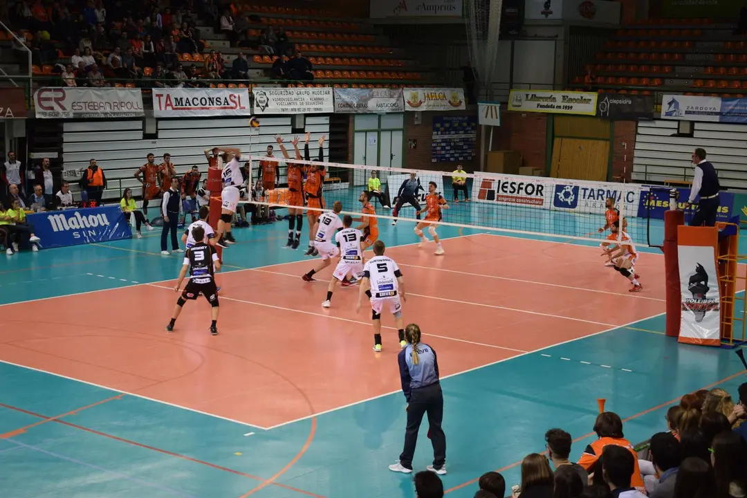 El CV Teruel contra el Lindemans Aalst en los Planos en octavos de final de la Copa CEV | Foto: Isabel Traver