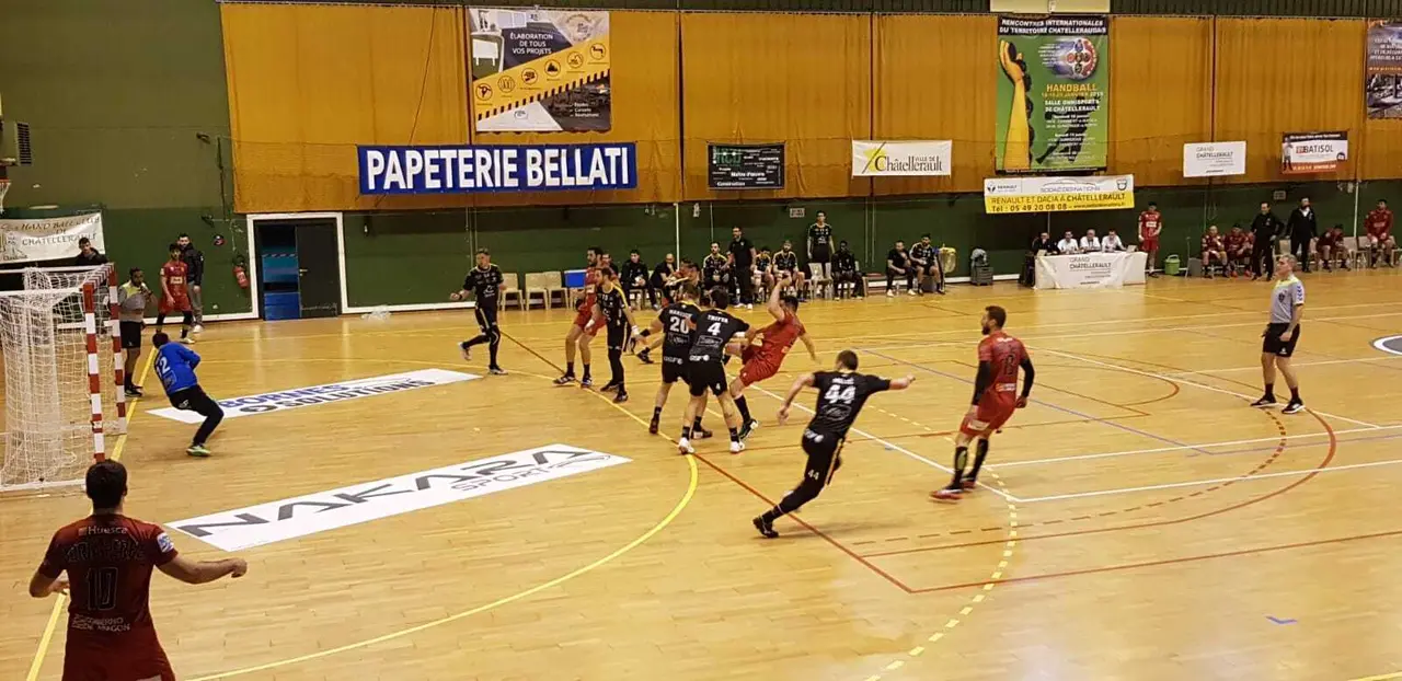 Imagen de una jugada de ataque del Bada Huesca en el torneo que disputa en Francia. Foto: BM Huesca