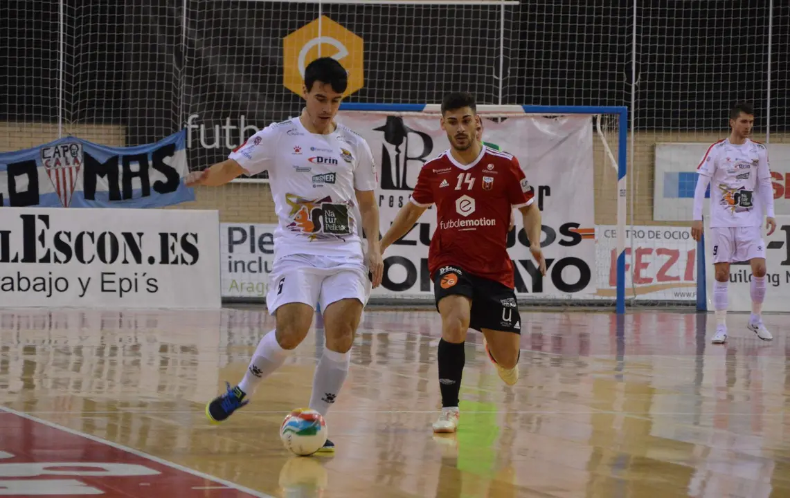 Esteban Cejudo persigue a un rival. Foto: Pedro Luis Serrano