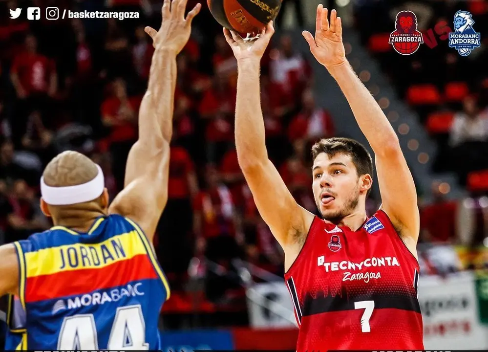 Jonathan Barreiro lanza ante la presi&oacute;n de Jerome Jordan. Foto: Basket Zaragoza
